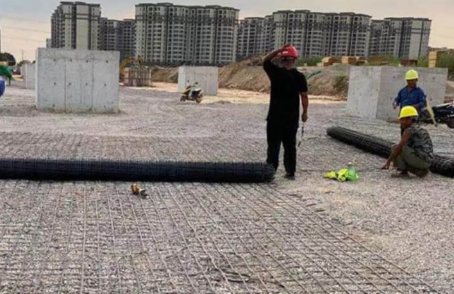 舞钢土工格栅铺设前地基要怎么处理？